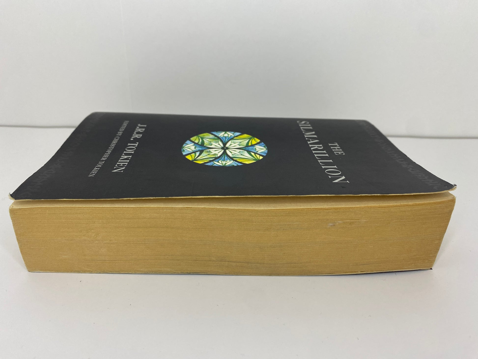 The Silmarillion by J.R.R. Tolkien, ISBN: 9780261102736, zijkant